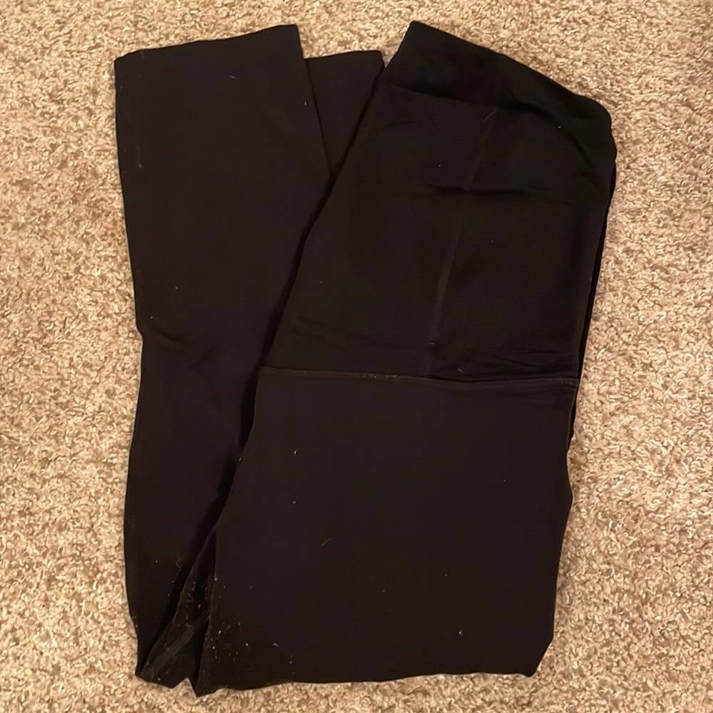 Ingrid & Isabel Maternity Cropped Active Leggings